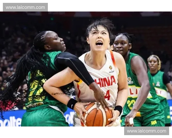 女篮世界杯决赛激战正酣 中国女篮拼搏至最后一刻惜败美国 女篮世界杯决赛激战正酣 中国女篮拼搏至最后一刻惜败美国